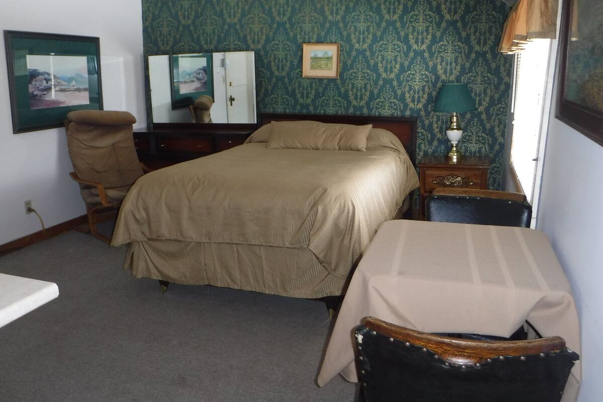 Traditional Room, 1 Queen Bed, Kitchenette, Garden View | WiFi (free), individually decorated, individually furnished, bed sheets
