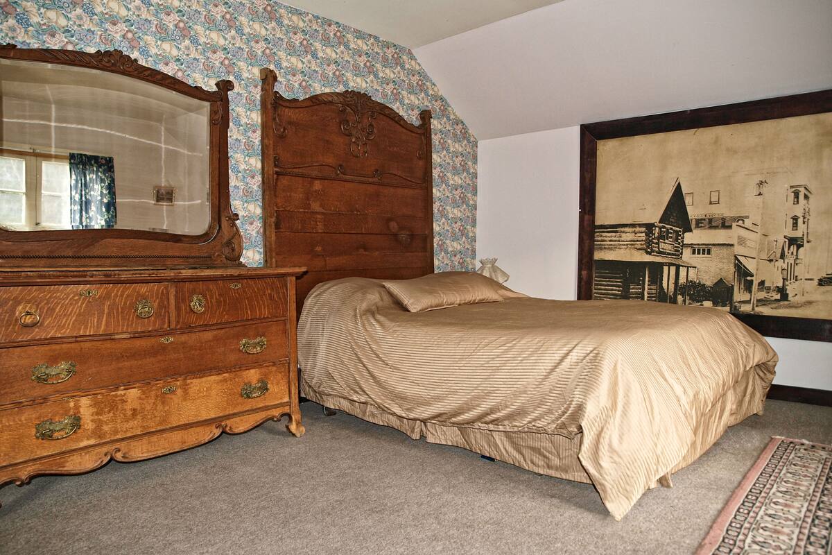 Signature Room, 1 Queen Bed, Kitchenette, River View | WiFi (free), individually decorated, individually furnished, bed sheets