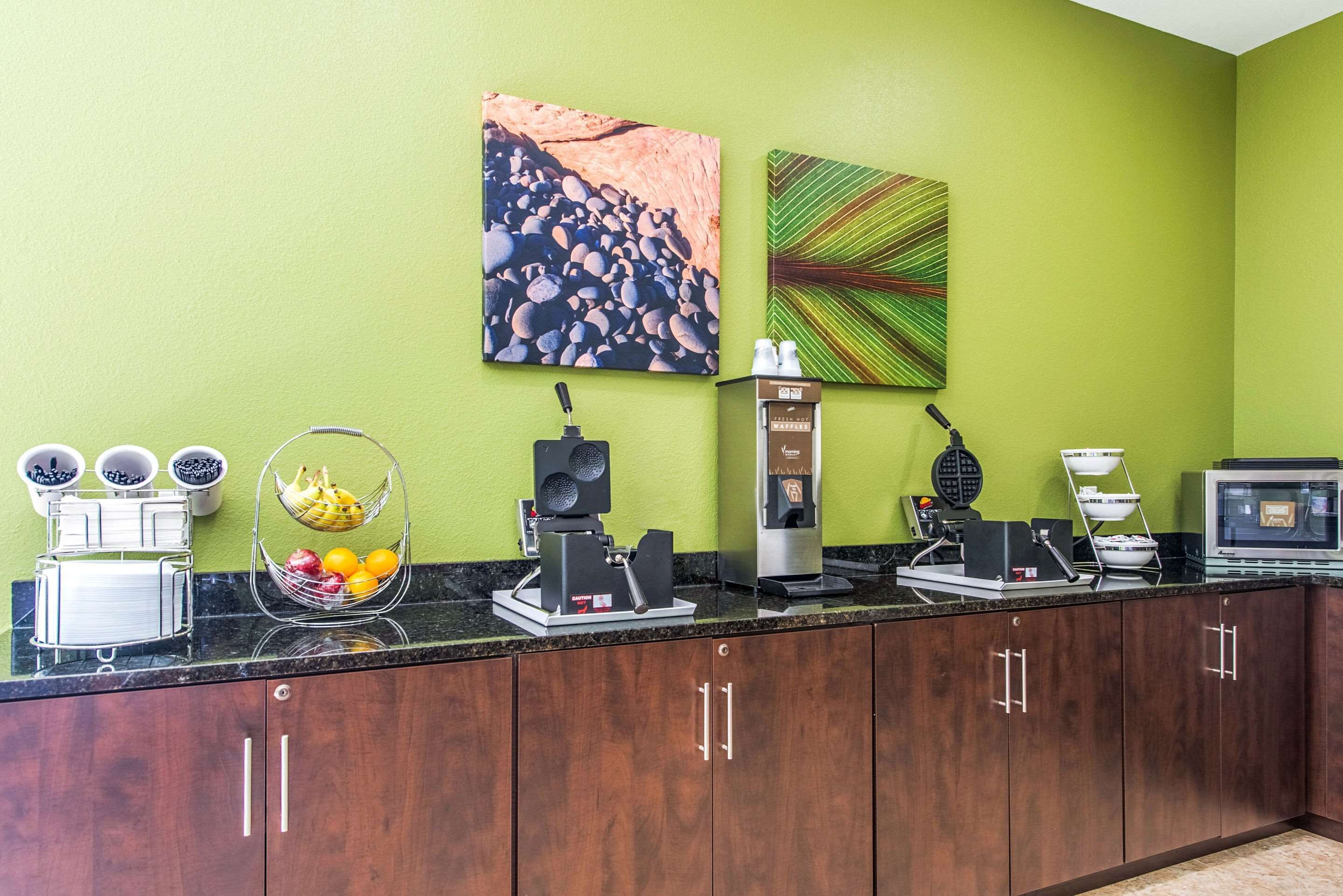 free daily continental breakfast