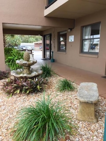 Exterior. Dinner Bell Motel