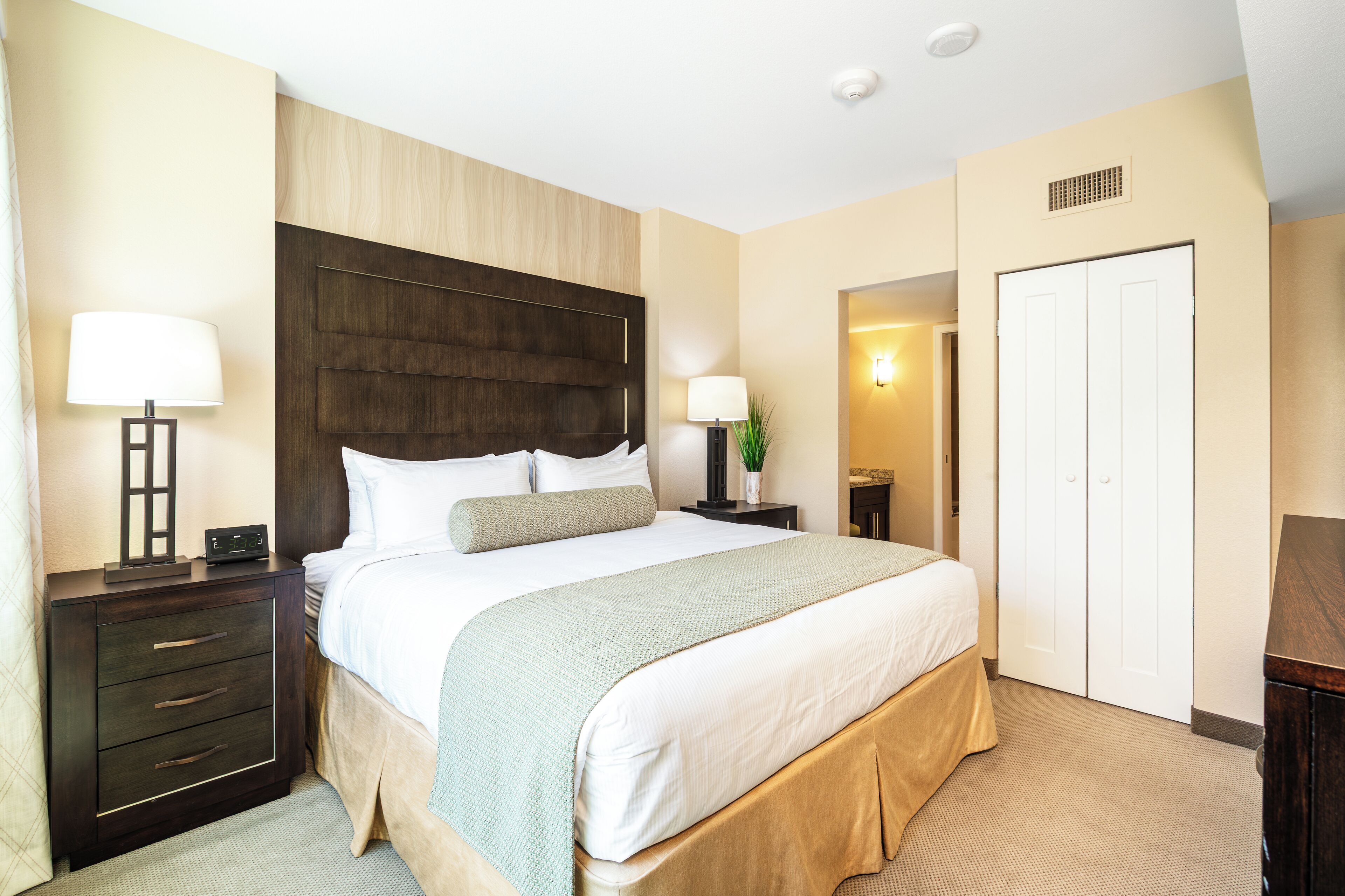 1 habitación, caja de seguridad en la habitación y escritorio 