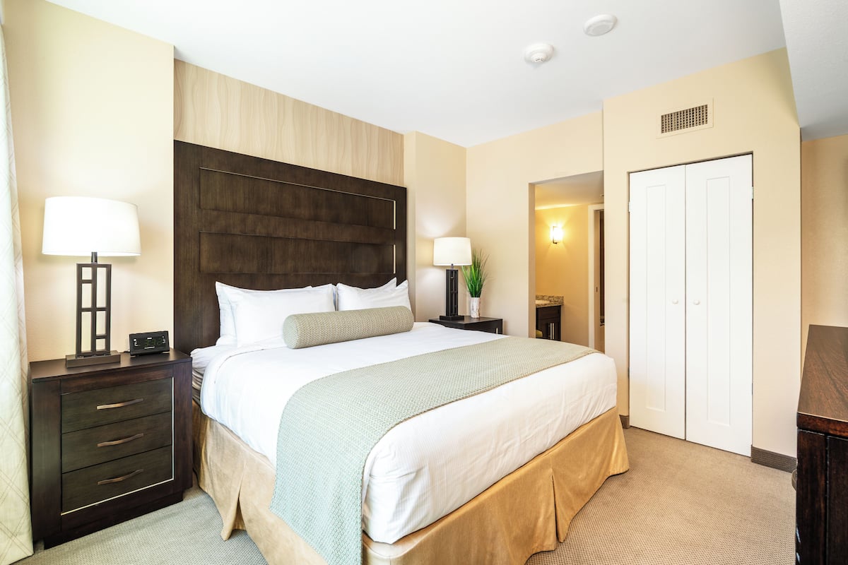 1 camera, una cassaforte in camera, una scrivania, ferro/asse da stiro