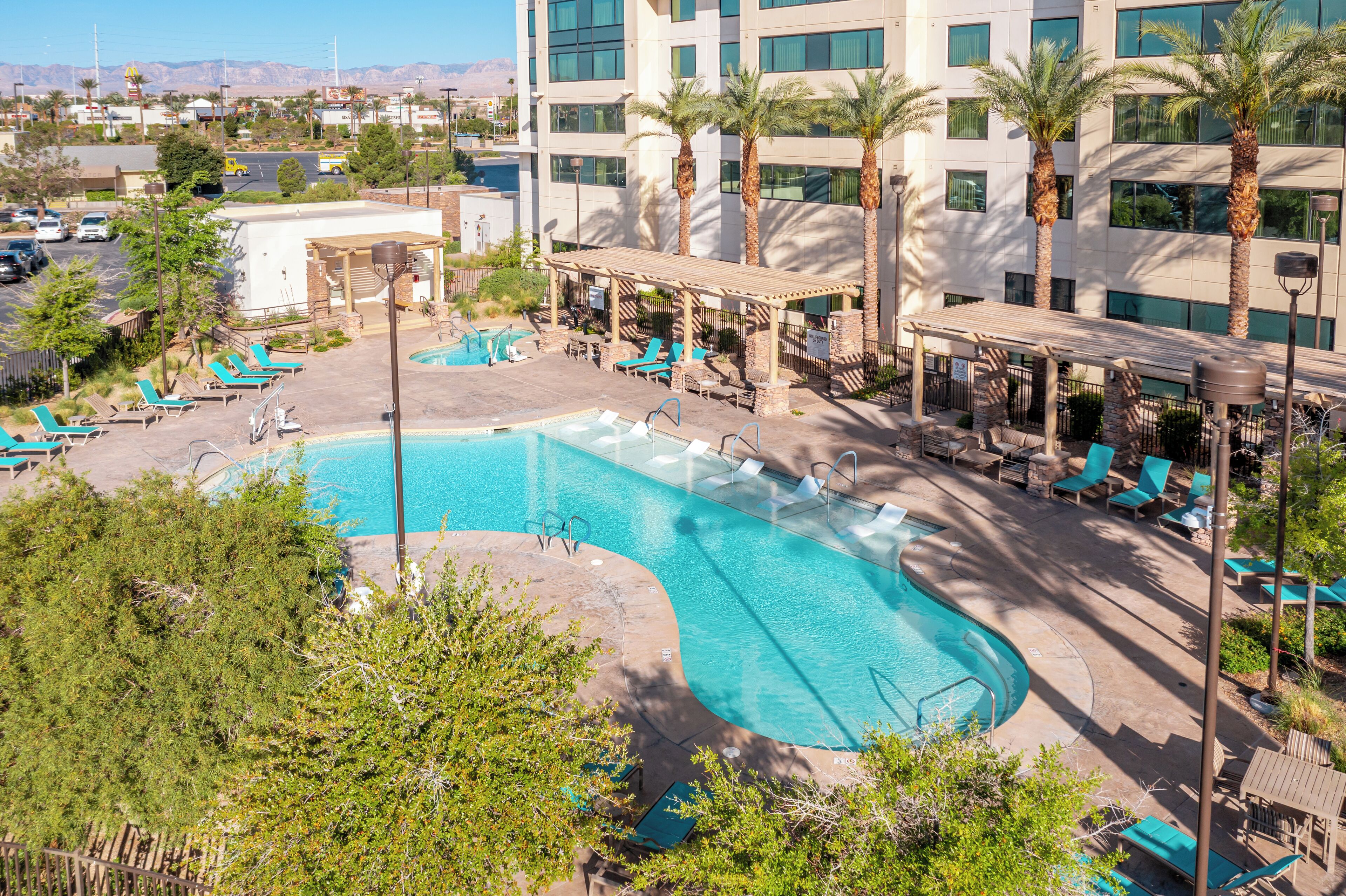 室外泳池；躺椅