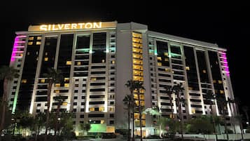 Ein mehrstöckiges Hotel mit beleuchteter Beschilderung mit dem Schriftzug "SILVERTON".