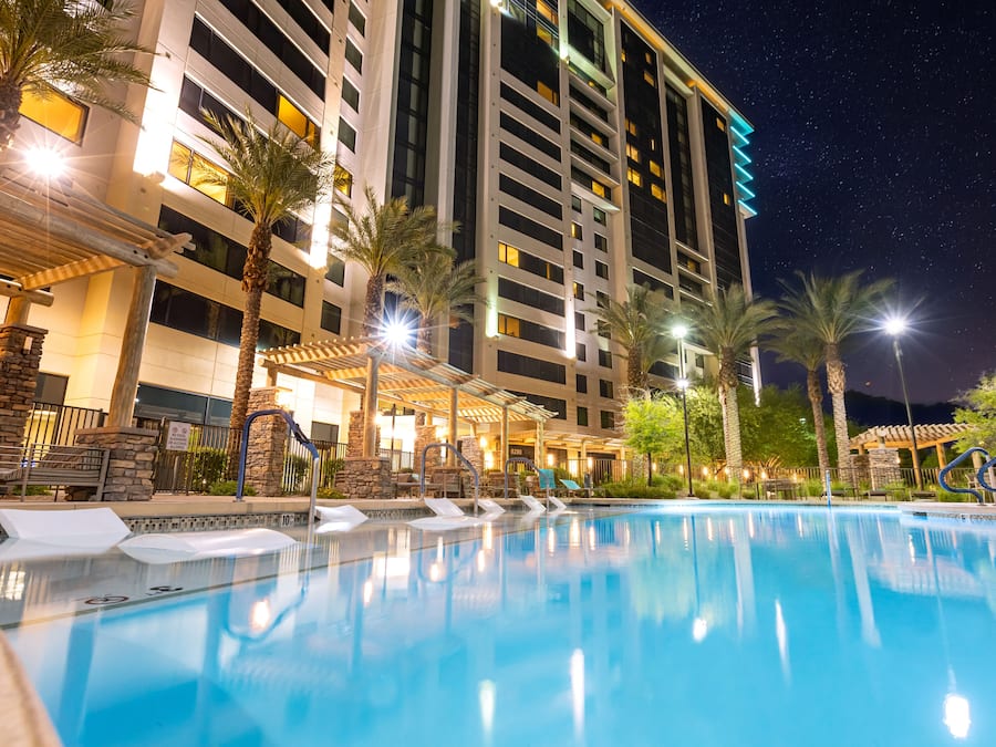 Una piscina al aire libre, tumbonas