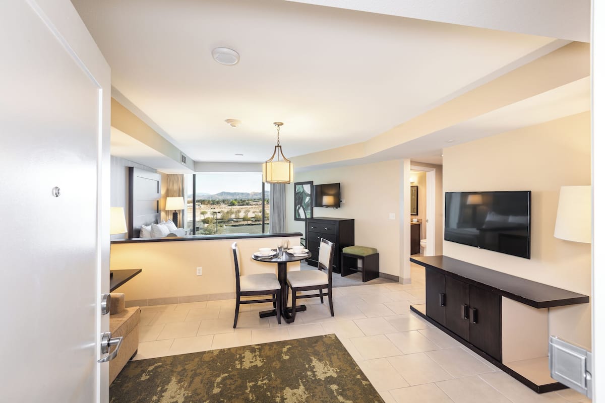 Studio, 1 Queen Bed | 1 bedroom, in-room safe, desk, iron/ironing board