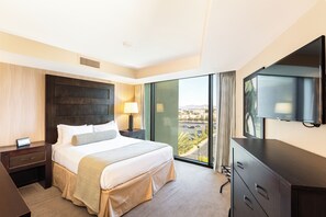 Estudio, 1 cama de matrimonio | 1 dormitorio, caja fuerte, escritorio y tabla de planchar con plancha