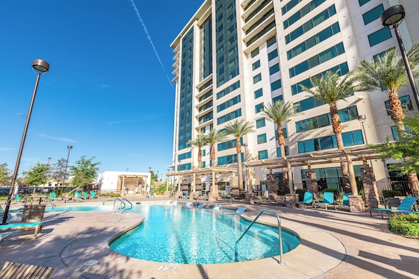 Alberca al aire libre y camastros