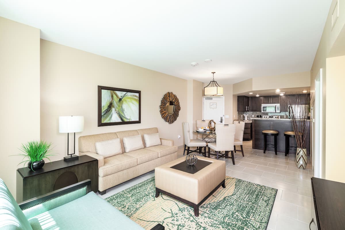 TV a schermo piatto 55 pollici con canali via cavo, TV