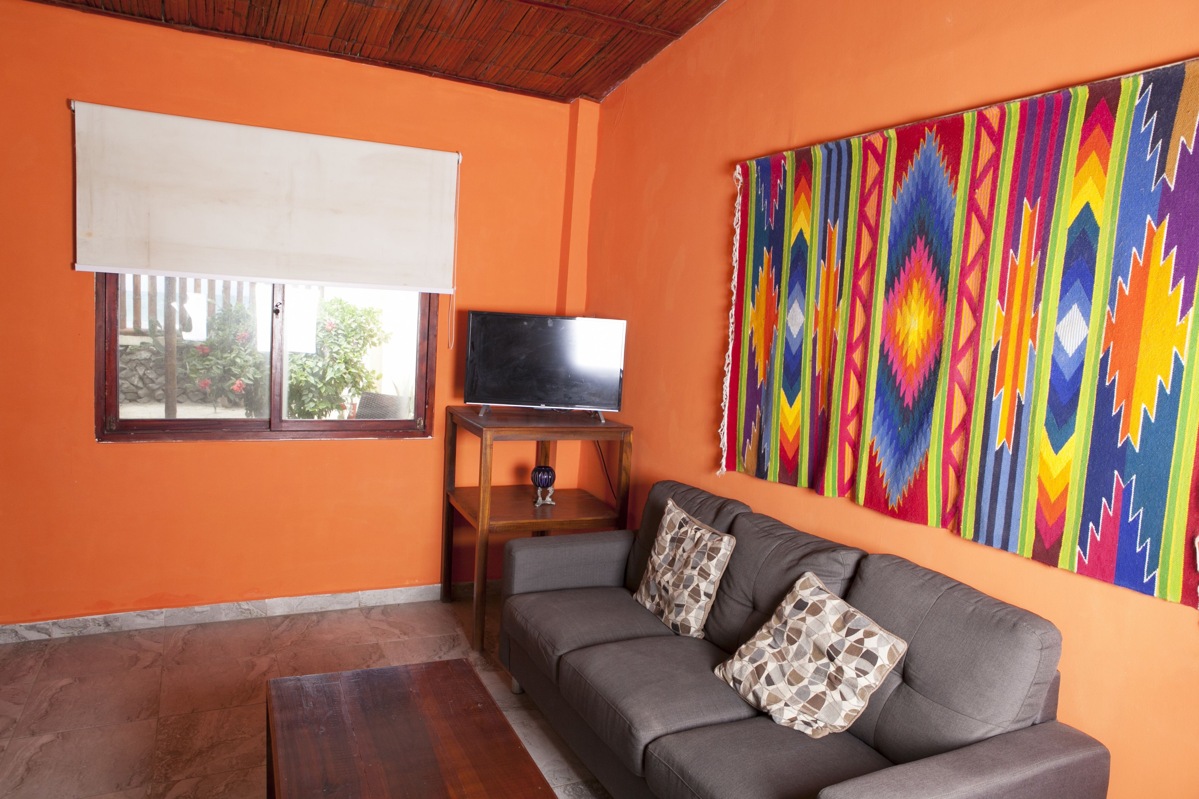 living area | 32-inch flat-screen tv with cable channels, tv, netflix