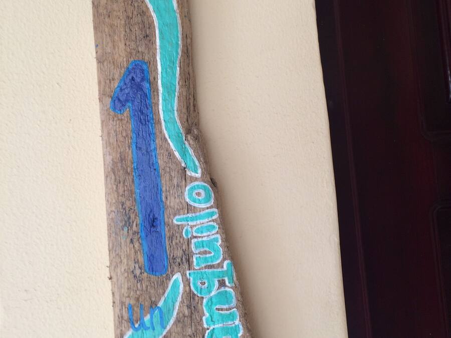 Un letrero de madera con el número 1 y el nombre 'Framundo' pintados.