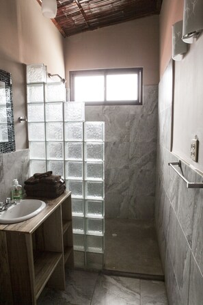 Een douche, gratis toiletartikelen, zeep, shampoo