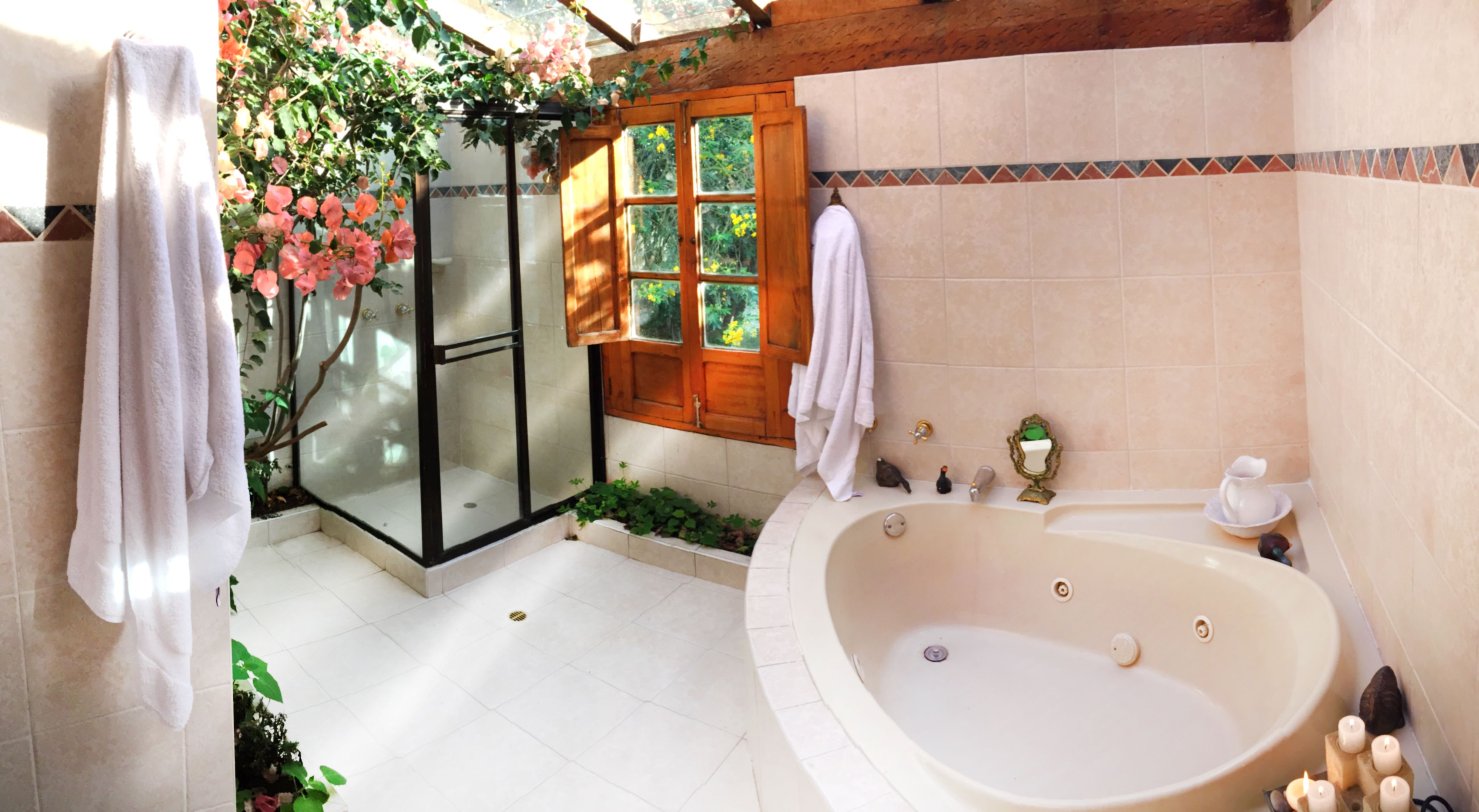 Suite Confort, 1 lit double, bain à remous, vue jardin | Lits pliants/supplémentaires, draps fournis