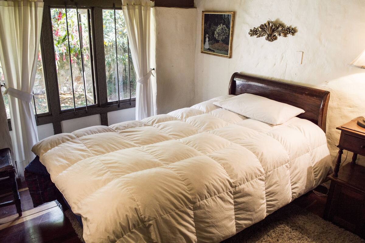 Chambre, 1 lit double, salle de bains attenante, vue jardin | Lits pliants/supplémentaires, draps fournis