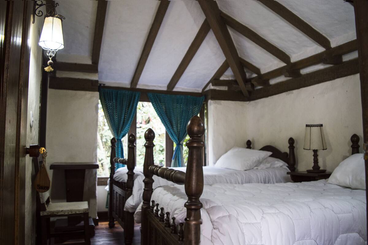 Chambre avec lits jumeaux, 2 lits une place, salle de bains attenante, vue jardin | Lits pliants/supplémentaires, draps fournis