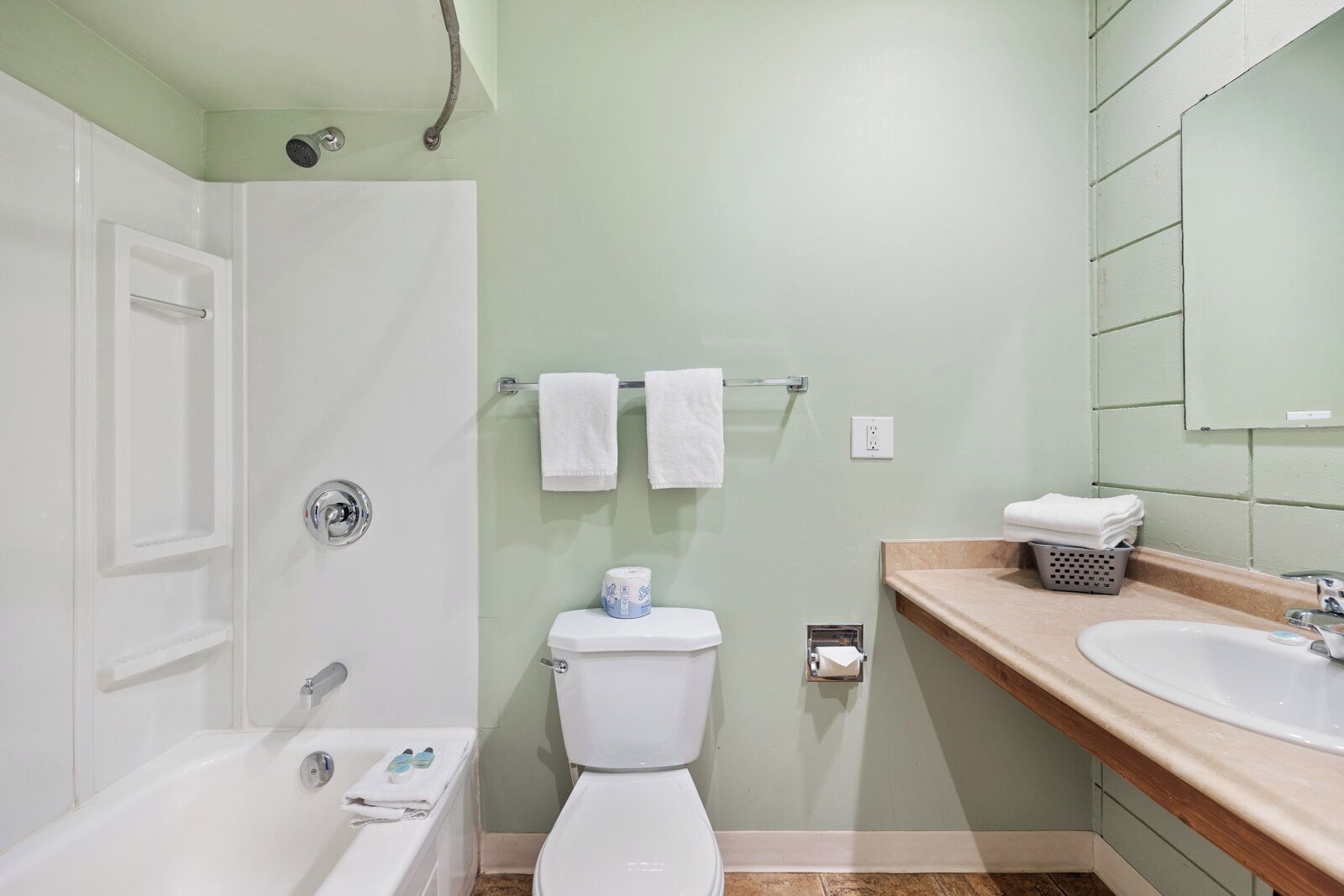 Un baño con ducha, inodoro y lavamanos.