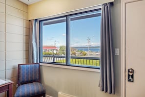 Escritorio, cortinas blackout, wifi gratis y ropa de cama