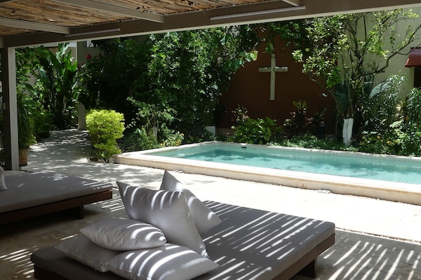 Piscina externa, espreguiçadeiras