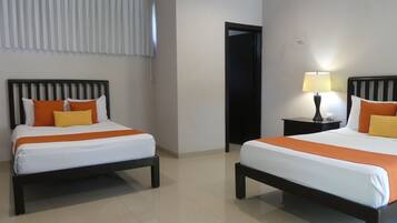 Deluxe-dobbeltværelse - 2 dobbeltsenge - balkon - udsigt til pool | Premium-sengetøj, senge med topmadrasser, minibar, mørklægningsgardiner