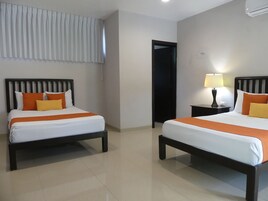 Ropa de cama de alta calidad, colchones con pillow-top y minibar 