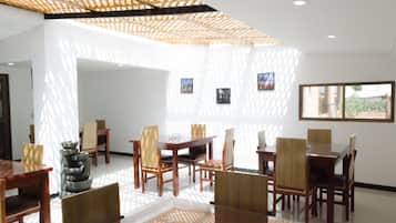 Desayuno completo gratuito y diario