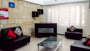 Lobby sitting area - Apart Hotel Campestre Villa Juliana (Chia)