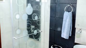 Estudio | Baño | Ducha, artículos de higiene personal gratuitos y secador de pelo