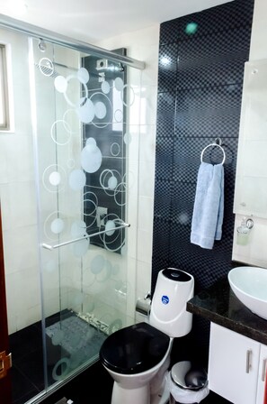 Studio | Bathroom | Shower, free toiletries, hair dryer, towels - Apart Hotel Campestre Villa Juliana (Chia)
