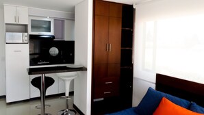 Studio | Private kitchen | Coffee/tea maker, full-sized fridge, microwave, stovetop - Apart Hotel Campestre Villa Juliana (Chia)