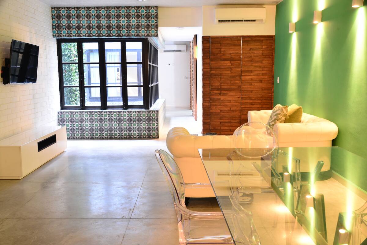 Loft Design, 1 chambre | Salle de séjour | Télévision à écran plat