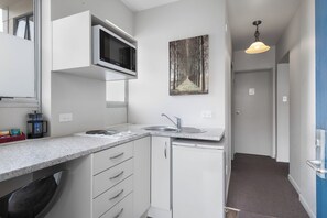 Estudi (Internal) | Cuina privada | Frigorífic, microones, placa de cuina i cafetera i tetera 