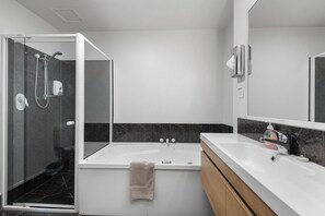 Two Bedroom Suite | Bathroom - Panorama Motor Lodge (Timaru)