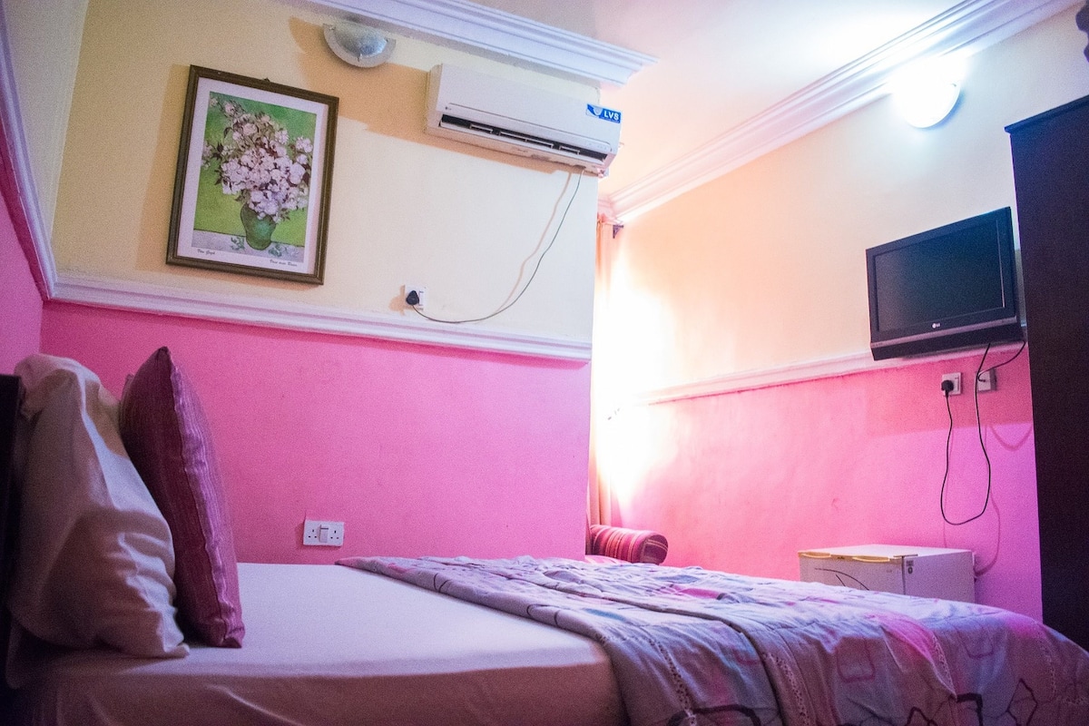 Standard Double Room | Meja, ruang kerja komputer riba, Wi-fi, cadar katil