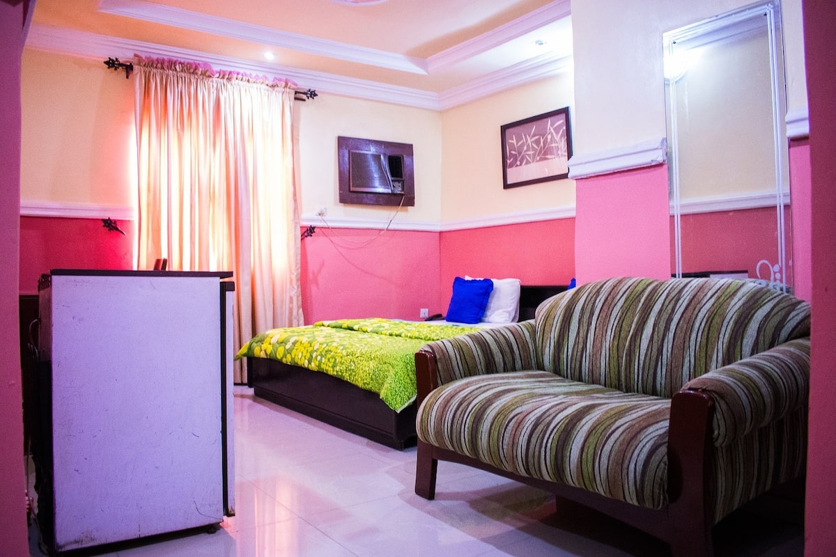 Business Suite | Meja, ruang kerja komputer riba, Wi-fi, cadar katil