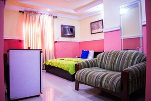 Business-Suite | Schreibtisch, laptopgeeigneter Arbeitsplatz, WLAN, Bettwäsche