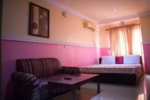 Executive Double Room | Desk, laptop workspace, WiFi, bed sheets - Maria Suites (Lagos)