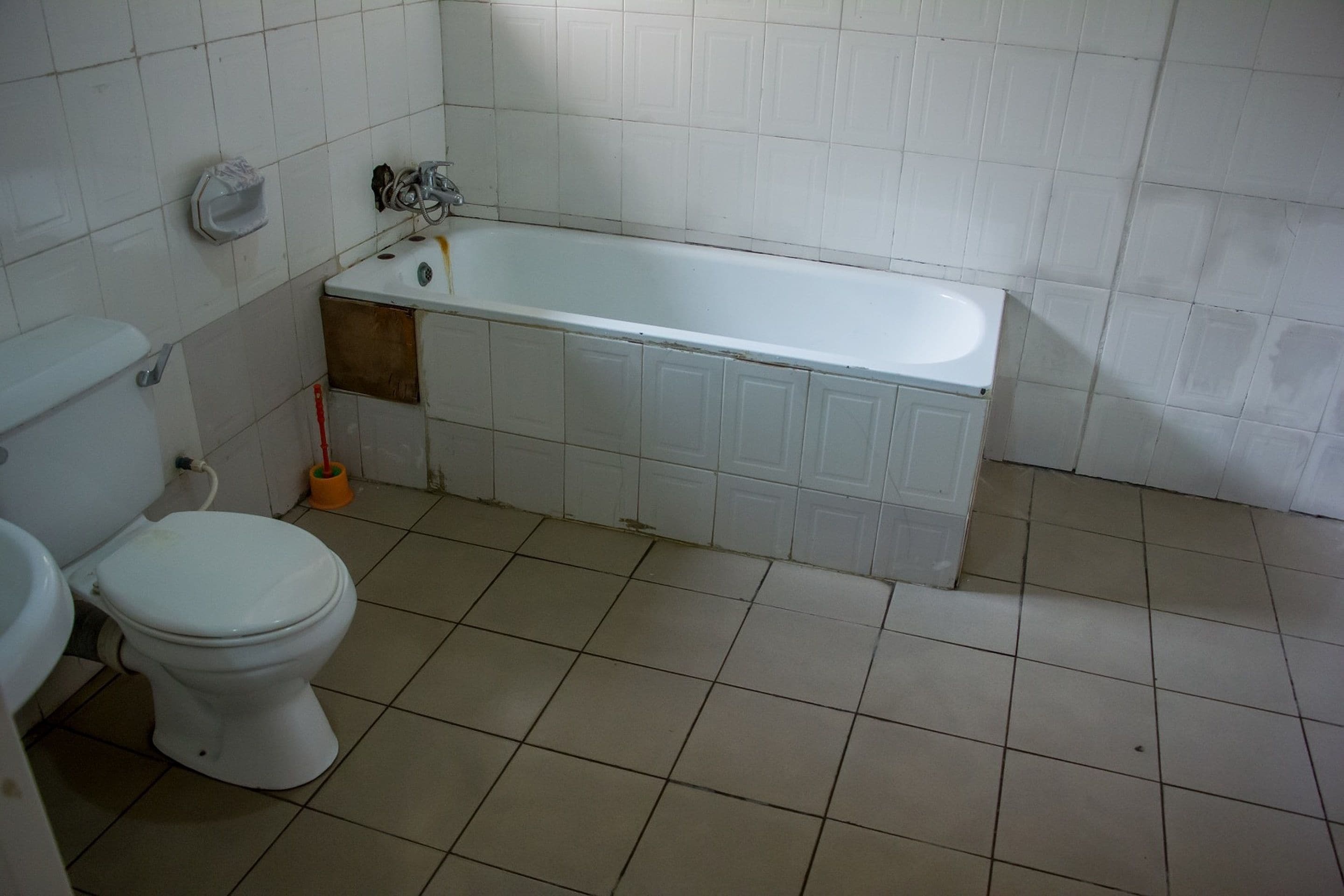 Shower, rainfall showerhead, free toiletries, towels