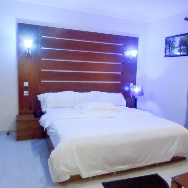 商務客房 | 客房內保險箱、獨特裝潢、布置獨特、書桌