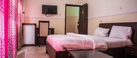 2 bedrooms, desk, WiFi, bed sheets