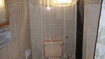 Shower, rainfall showerhead, free toiletries, towels