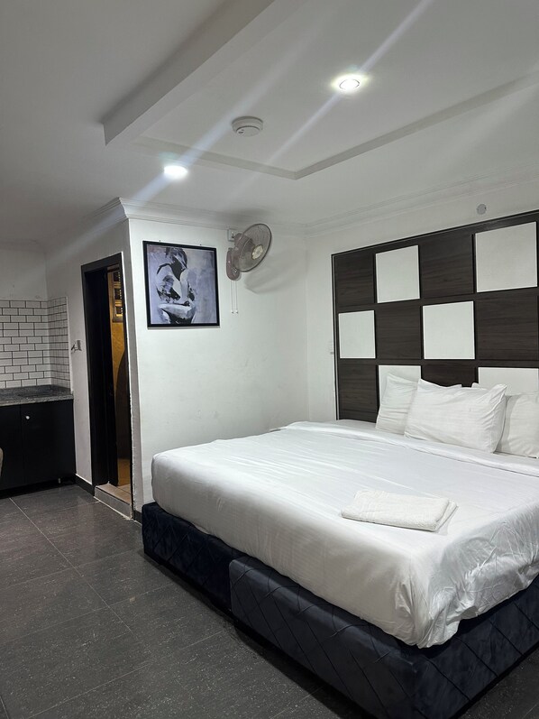 Executive Double or Twin Room | Premium bedding, memory foam beds, in-room safe, desk - Foramot Suite (Lagos)