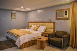 Escritorio, espacio para trabajar con laptop y ropa de cama 