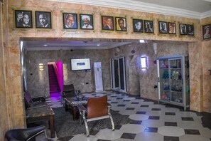 Coin salon dans le hall