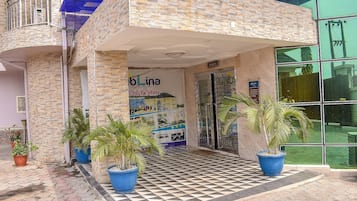 Pintu masuk properti