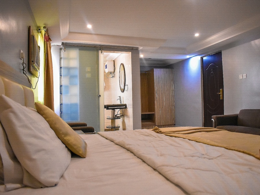 Escriptori, espai de treball apte per a portàtils i roba de llit