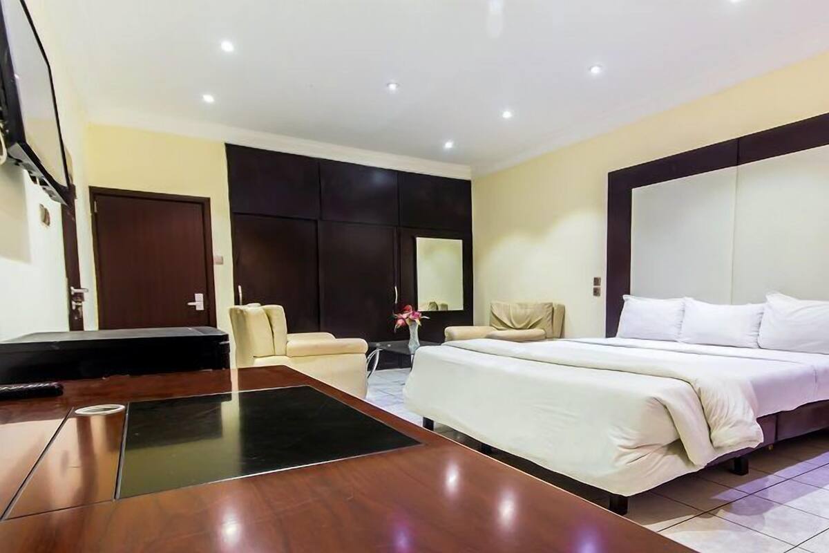 Supreme Room, 1 King Bed | Cofres nos quartos, escrivaninha, Wi-Fi de cortesia