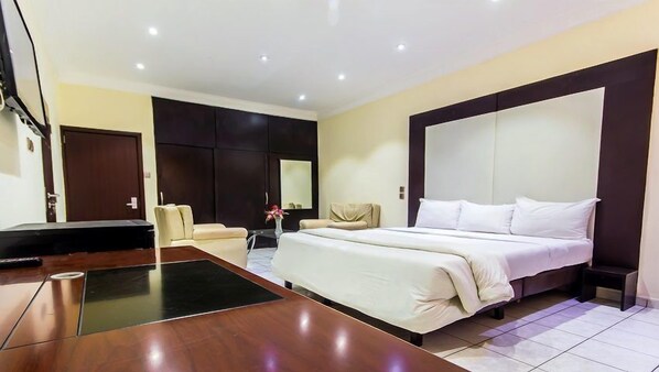 In-room safe, desk, free WiFi