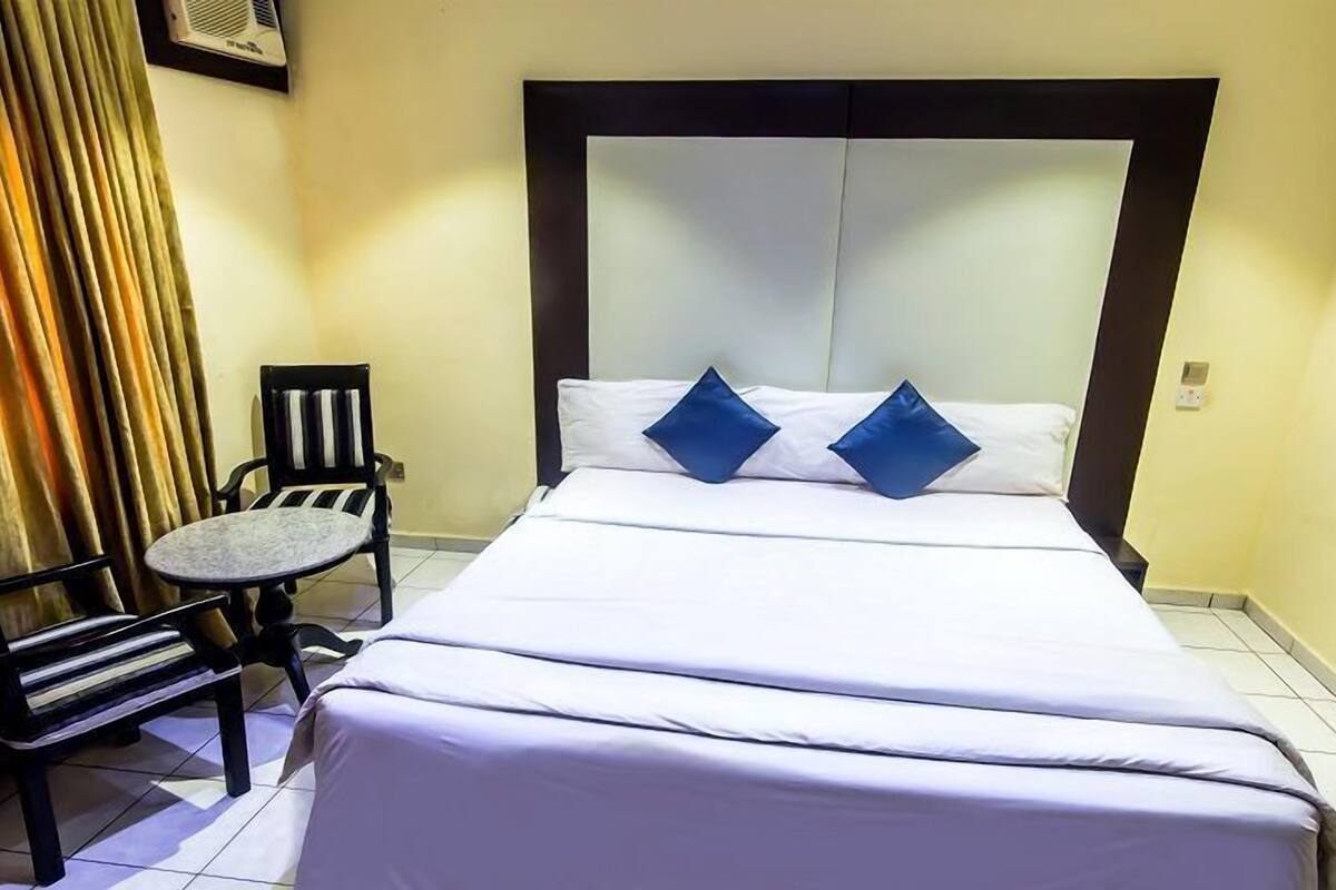 Deluxe Room, 1 King Bed | Cofres nos quartos, escrivaninha, Wi-Fi de cortesia