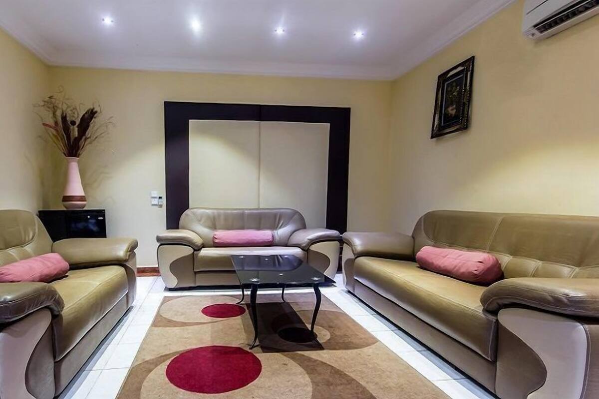 Executive Suite, 2 Bathrooms | Cofres nos quartos, escrivaninha, Wi-Fi de cortesia