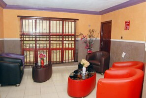 Coin salon dans le hall